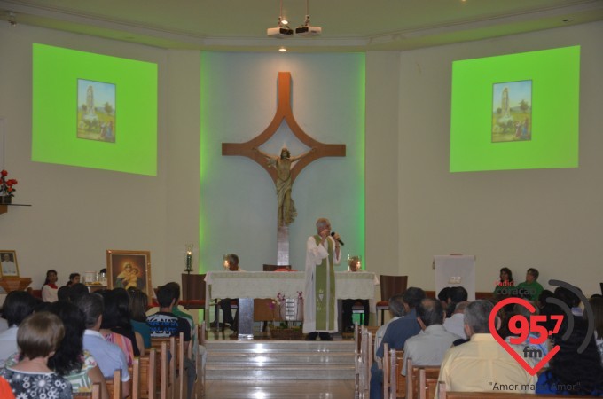 Paróquia N.S. Fátima celebra missa aos noivos