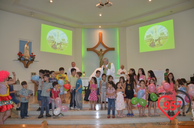 Paróquia N.S. Fátima celebra missa aos noivos