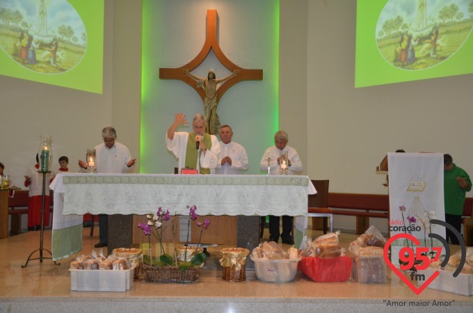 Paróquia N.S. Fátima celebra missa aos noivos