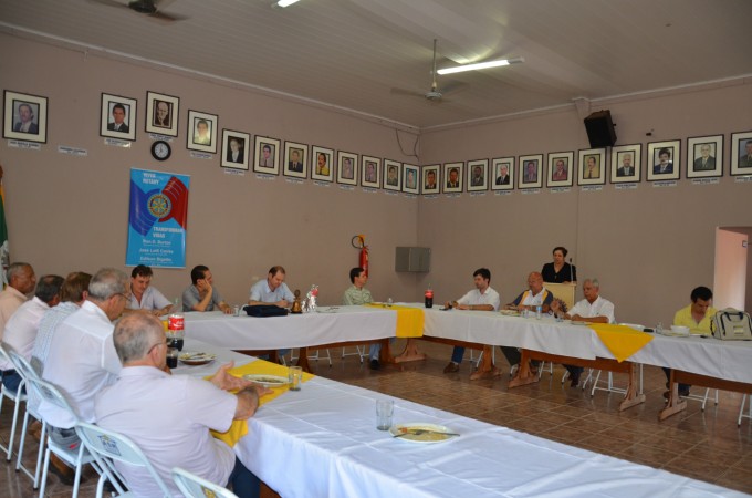 Rotary Club de Itaporã recebe visita de membros da Rádio Coração FM