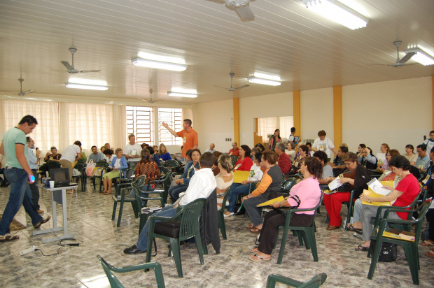 Oficina 7 - Missão e Juventude Missionária realizada  na paróquia São Carlos