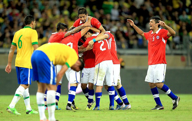 Brasil não teve bom desempenho contra o Chile e foi vaiado pela torcida que foi ao Mineirão (Foto: EFE)