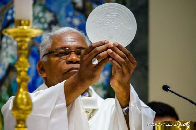 
O bispo diocesano de Dourados, Dom Henrique Aparecido de Lima, decidiu manter suspensa a realização das celebrações de missas, batismos e casamentos. A decisão foi tomada após encontro com o médico Ricardo do Carmo, membro do Comitê de Gerenciamento de Combate ao Coronavírus.

Em comunicado na tarde desta terça-feira (19), o bispo disse que o médico expôs a gravidade da situação no município, diante do aumento do número de casos e acenando um maior agravamento para as próximas três semanas.