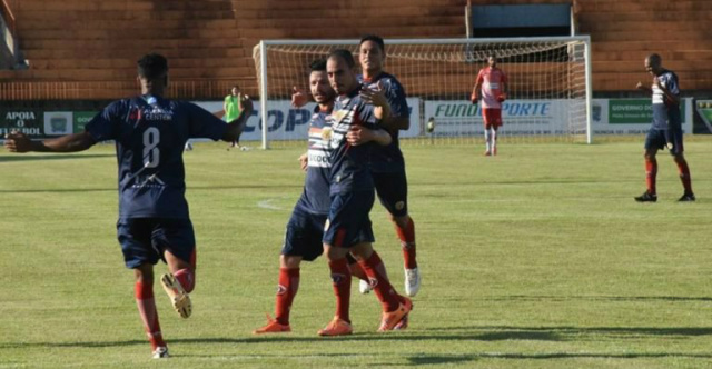 Pavão, ao centro, é abraçado pelos companheiros pelo belo gol que deu a vitória ao Sete. Foto: Noé Faria