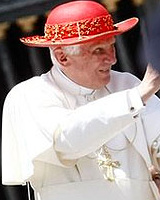 Bento XVI usou o tradicional chapéu conhecido como ''Saturno'' durante a Catequese, na Praça de São Pedro