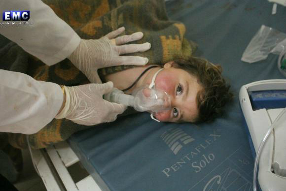Criança recebe tratamento em um hospital em Idlib, no norte da Síria, após suposto ataque com armas químicas. Imagem de divulgação do Idlib Media CenterImagem de Divulgação/Idlib Media Center