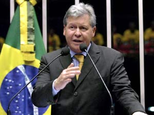 Senador Arthur Virgílio (PSDB-AM), autor da consulta
ao TSE sobre a validade da ficha limpa em 2010
(Foto: Geraldo Magela/Ag. Senado)