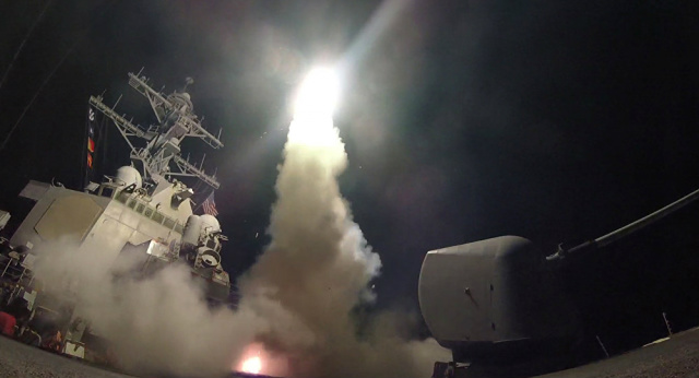 Estados Unidos lançaram 59 mísseis Tomahawk contra uma base aérea na Síria na noite desta quinta-feira (6),