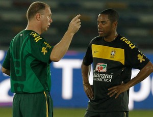 Mano menezes conversa com Robinho no treino da
Seleção, em Abu Dhabi (Foto: Mowa Sports)
