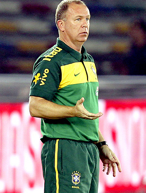 Mano Menezes vai mexer na equipe para o jogop
diante da Ucrânia, em Derby (Foto: agência EFE)