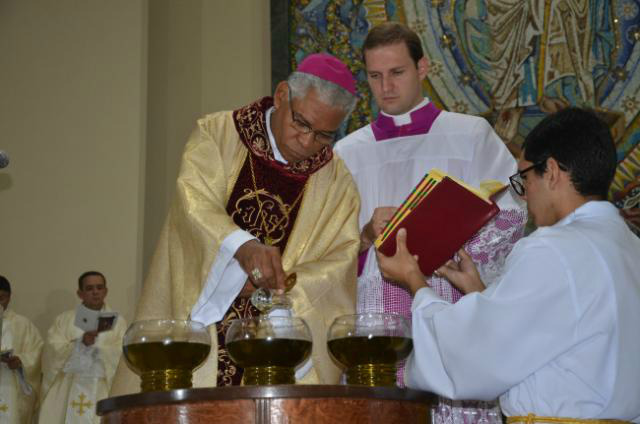 Dom Henrique abençoa os Santos Óleos na missa de 2016. Foto: Estanislau Sanabria/RC