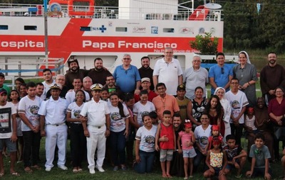 Núncio no Brasil participa de expedição do barco Papa Franscico, no Pará, em fevereiro.