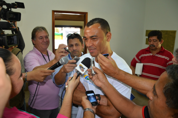 Ex-jogador Cafu concedendo entrevista na 49a. expoagro.