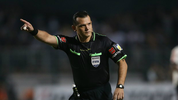 Árbitro Carlos Amarilla foi muito criticado pelo presidente Gobbi (Foto: Marcos Ribolli / Globoesporte.com)