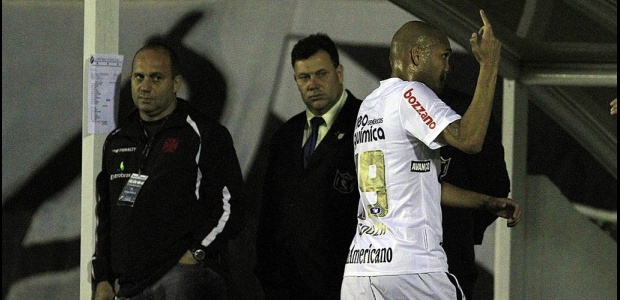Souza faz gesto obsceno a torcedores do Vasco após derrota em São Januário
