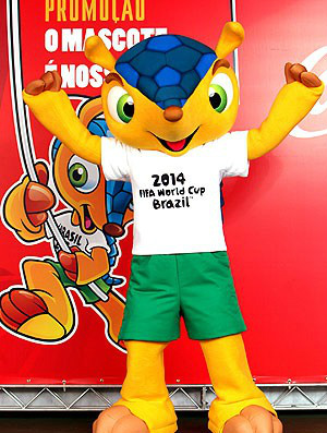 Segundo a Fifa, Fuleco nasceu em 2000 e é fãde Ronaldo e Pelé (Foto: EFE)