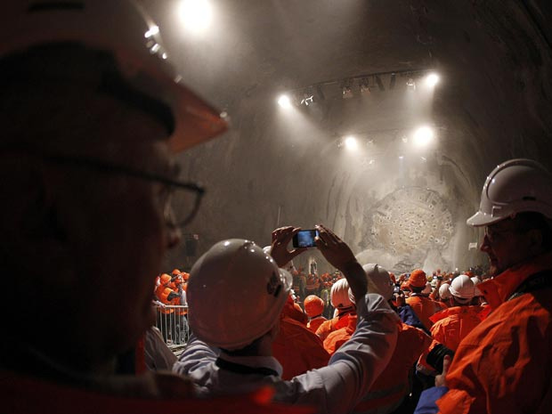 Operários aproveitaram para fotografar o momento. (Foto: AP)