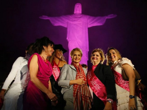 Virgínia (ao fundo, de chapéu) e associadas da Femama no Rio de Janeiro, durante iluminação do Cristo Redentor