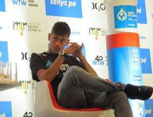 Neymar segue como assunto principal na
imprensa espanhola (Foto: Marcelo Hazan )