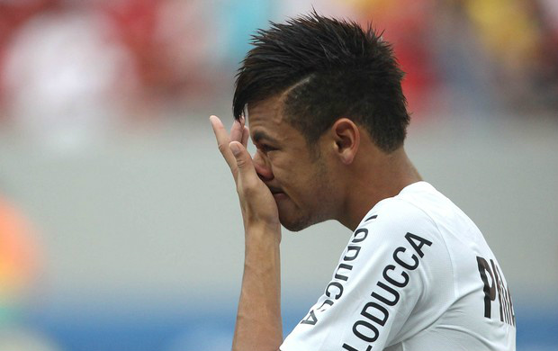 Neymar se emocionou na partida de despedida do Santos contra o Fla (Foto: Adalberto Marques / Agif )
