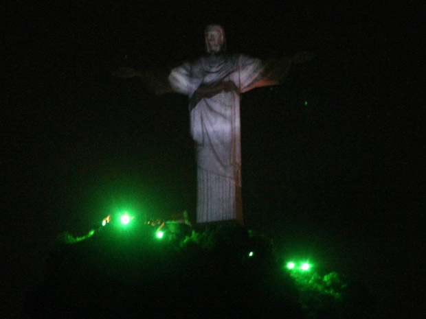 Cristo abraça, em campanha contra a exploração sexual de crianças e adolescentes (Foto: Marcelo Píu/Agência O Globo)