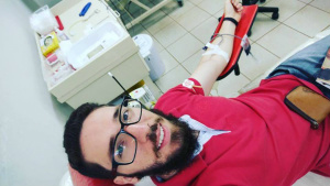 Ouvinte da Rádio Coração, Jhonathan Roger Levino é doador assíduo de sangue. Foto: Arquivo pessoal/Facebook