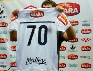 Camisa 70 do Santos será usada no domingo
(Foto: Tiago Leme / Globoesporte.com)