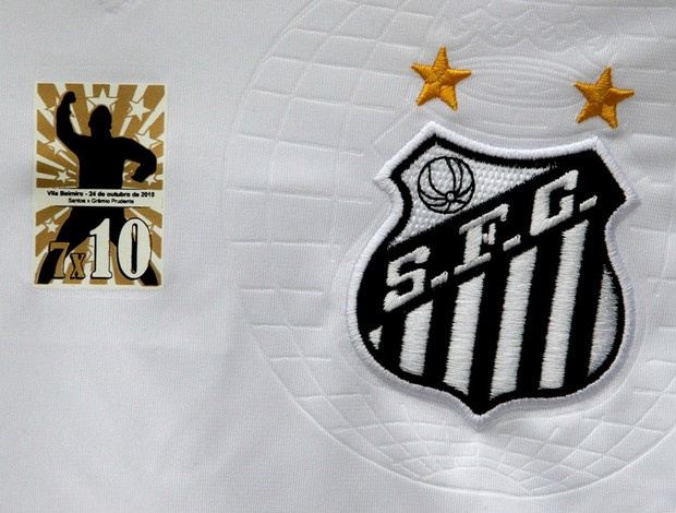 Camisa 70 também tem um selo em homenagem a Pelé (Foto: Paulo Liebert / Agência Estado)