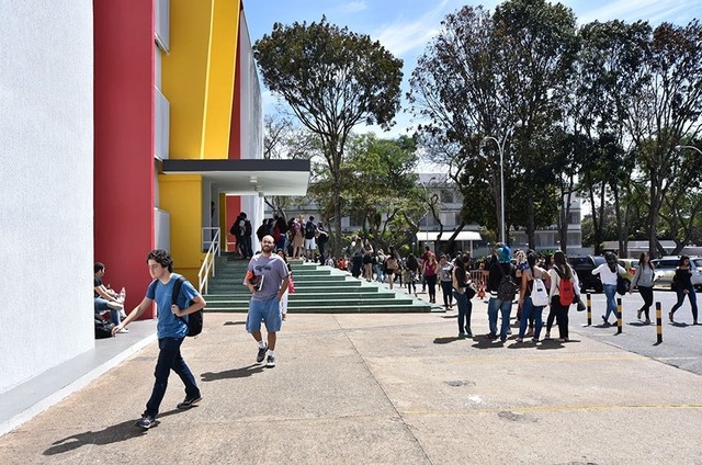 Terão direito à suspensão dos pagamentos estudantes em dia com as prestações ou com parcelas em atraso por até 180 dias
Pillar Pedreira/Agência Senado