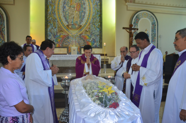 Padres rezam diante do corpo de Dom Redovino. Foto: Estanislau Sanabria