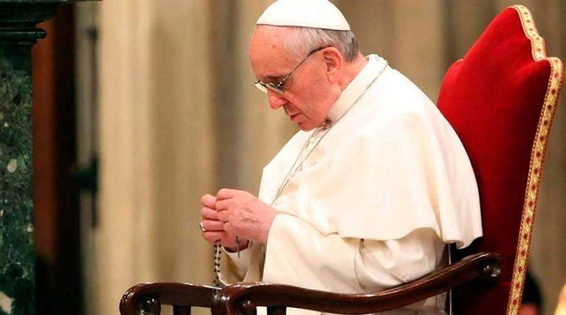 Papa Francisco rezando o Terço / Crédito: Vatican Media
