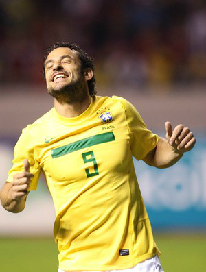 Fred em ação pela seleção brasileira em duelo
válido pela Copa América (Foto: Mowa Press)