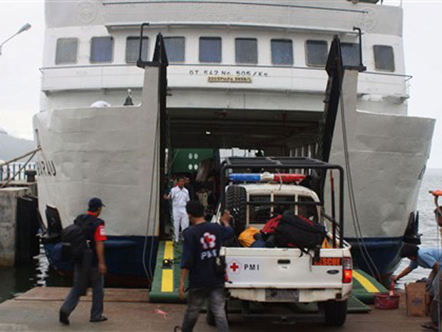 Equipes de resgate preparam barco em Padang para rumar para o local do tsunami nesta terça-feira (26). (Foto: AFP)