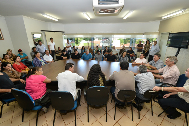 Prefeito Murilo com camelôs do terminal rodoviário; prefeito sugeriu comissão para buscar uma solução para o problema

Crédito: A. Frota