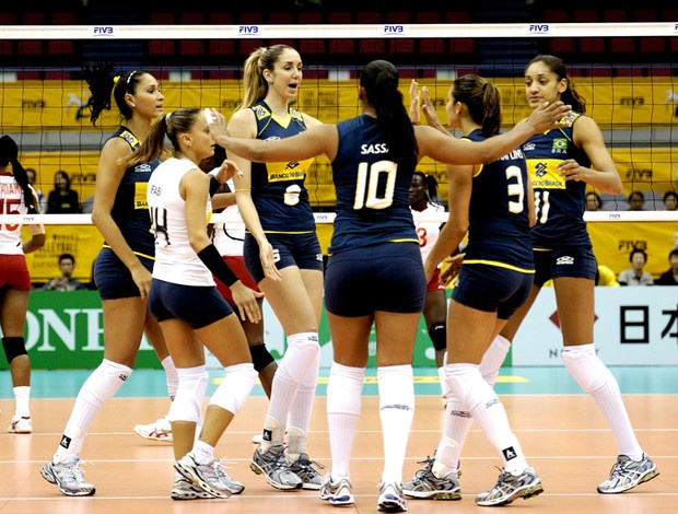 Seleção feminina de vôlei comemora a vitória sobre o Quênia (Foto: Divulgação / FIVB)