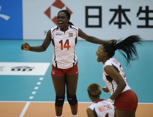 Quenianas comemoram ponto na partida
(Foto: Divulgação/FIVB)