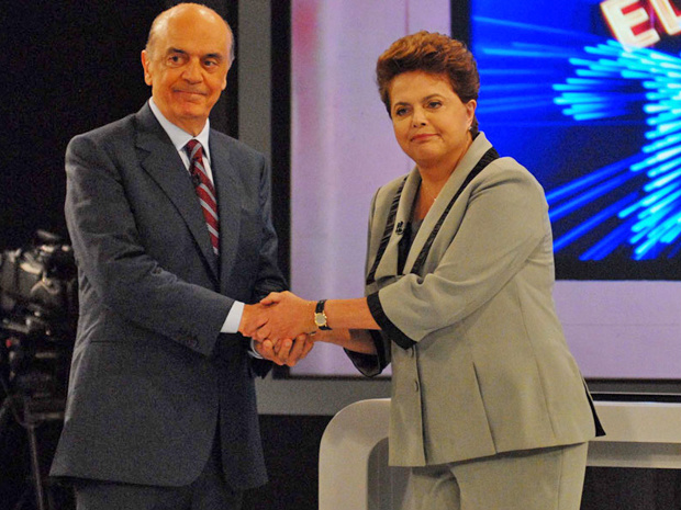 O candidato do PSDB à Presidência, José Serra, e a do PT, Dilma Rousseff, se cumprimentam em debate promovido pela Rede Globo nesta sexta-feira (29) (Foto: Alexandre Durão/G1)