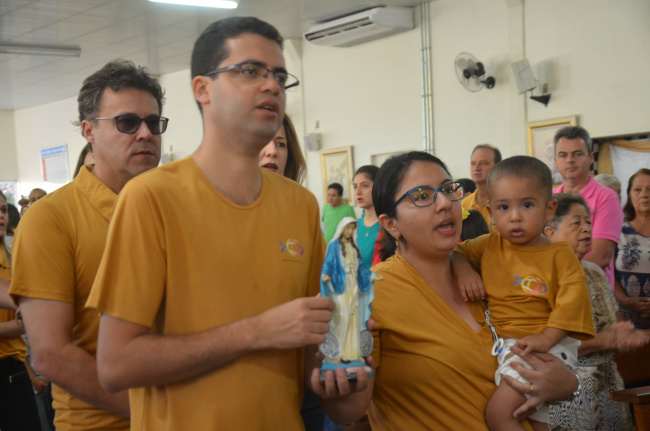 Entrada das imagens de Nossa Senhora realizada pelos casais das Equipes de Nossa Senhora durante Santa Missa na Paróquia São José Operário de Dourados. Foto: Estanislau Sanabria.