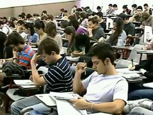 Estudantes assistem a aula em cursinho
(Foto: Reprodução/TV Globo)