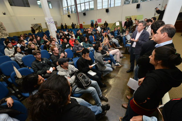 Murilo reunido com estudantes; prefeito elogiou participação do movimento estudantil na discussão de melhorias para a cidade

Crédito: A. Frota