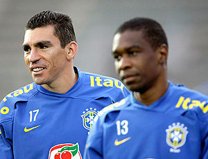 Lucio e Juan no treino do Brasil (Foto: EFE)