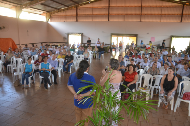 Famílias de toda diocese acompanham a palestra com o casal André e Rita da CNBB. Foto: Estanislau Sanabria.