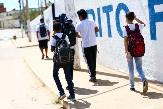 Aprovado dois anos depois da Constituição, o ECA parte do Artigo 227 e consolida todo o debate que o antecedeu, declarando crianças e adolescentes sujeitos de direito, aos quais devem ser garantidas a proteção integral e as oportunidades de desenvolvimento em condições de liberdade e de dignidade.

