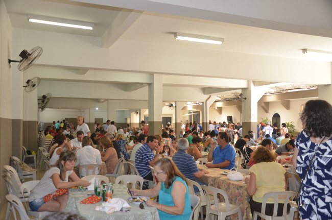 Centenas de pessoas almoçaram na tarde de domingo na Catedral em prol a Casa da Esperança. Foto: Estanislau Sanabria