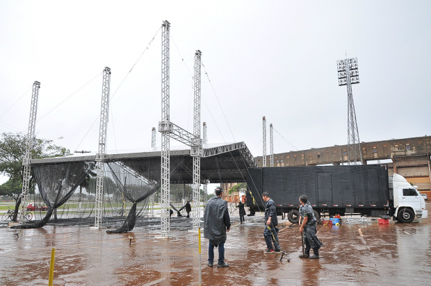 Estrutura para a 36ª Festa Junina de Dourados é montada no estacionamento do Douradão

Crédito: A. Frota