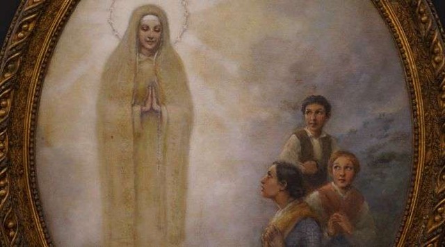 Um quadro da Virgem de Fátima e os pastorinhos no santuário em Portugal. Foto: Daniel Ibáñez (ACI Prensa)