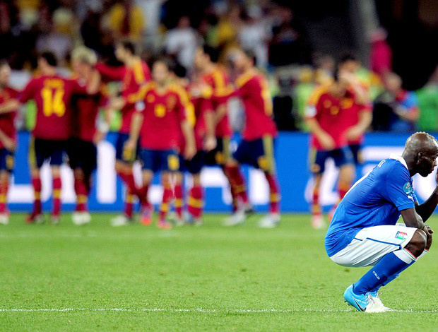 Balotelli, ausente por lesão nesta quinta-feira, lamenta goleada sofrida pela Itália para a Espanha no último encontro entre as duas seleções, na final da Eurocopa de 2012  (Foto: Getty Images)