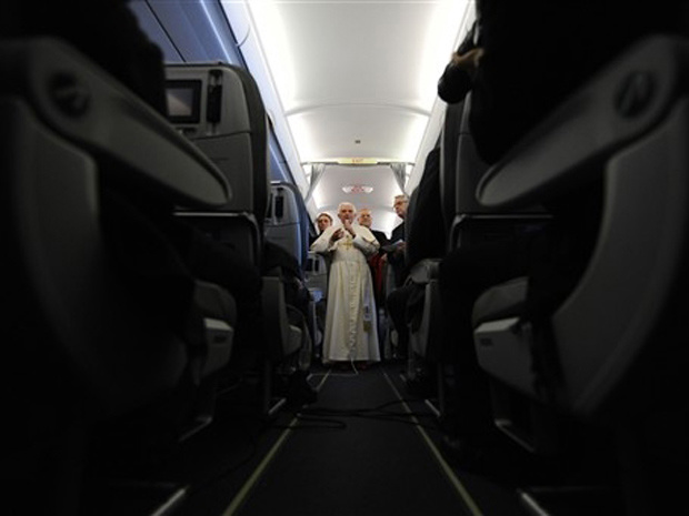 O papa fala a jornalistas durante voo para Santiago de Compostela, onde desembarcou neste sábado (6) (Foto: Christophe Simon / AFP)