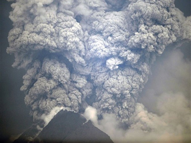 Vulcão na Indonésia continua a expelir uma densa coluna de fumaça neste sábado (6) (Foto: Sonny Tumbelaka / AFP)