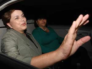 A presidente eleita, Dilma Rousseff, deixa sua casa
em Brasília para seguir para Seul, na Coreia do
Sul, onde participa do G20 (Foto: Dida Sampaio/AE)